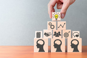 我马上要去面试 重庆凯宾斯基酒店的客房部秘书 要准备些什么啊 薪酬怎么样呢